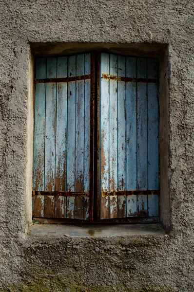 Старе дерев'яне вікно з жалюзі — стокове фото
