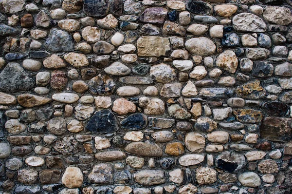 Wand aus groben Felsbrocken im dunkelgotischen Stil — Stockfoto