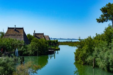 Lignano, İtalya 'daki balıkçı köyünde bir ev..