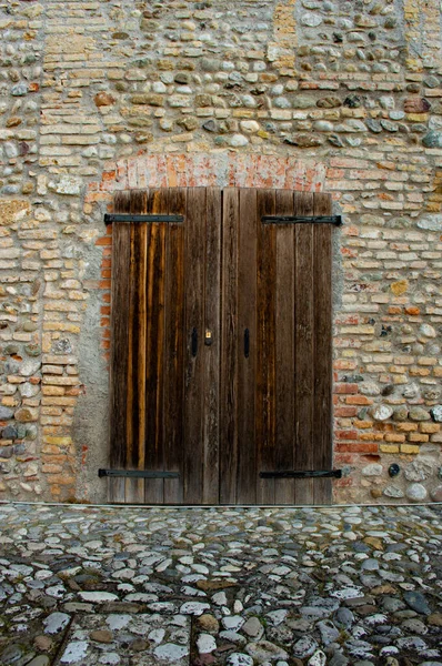 Вінтажні дерев'яні двері в кам'яній стіні — стокове фото