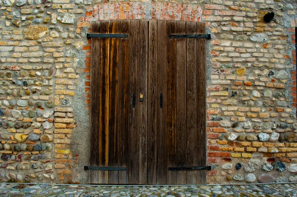 Вінтажні дерев'яні двері в кам'яній стіні — стокове фото