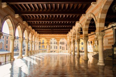 Antik Roma tarzında sütunlar. Yaklaş.