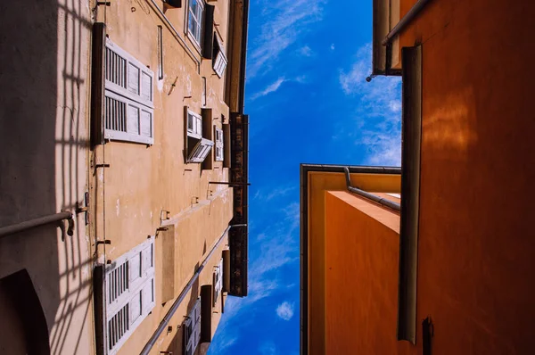 Foto Des Himmels Zwischen Häusern Mit Einer Perspektive Nach Oben — Stockfoto