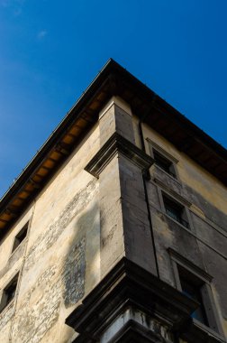 Eski püskü bir evin köşesinde gökyüzüne karşı detaylıca