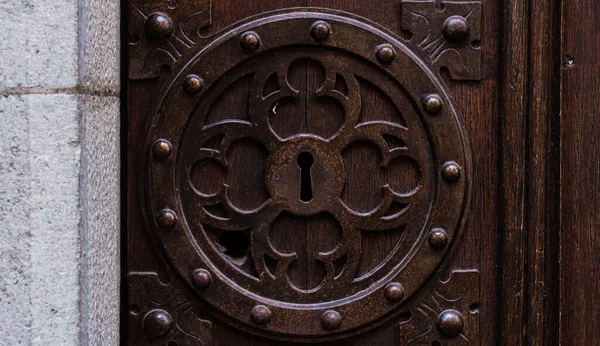 Гарна Замкова Щілина Старих Дерев Яних Дверях Крупним Планом — стокове фото