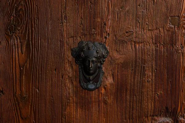 Дверний Стукіт Вигляді Голови Дерев Яних Дверях Крупним Планом — стокове фото