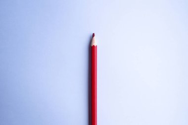 Kırmızı kalem boş bir beyaz kağıdın üzerinde duruyor.