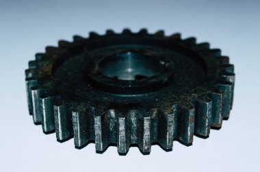 Beyaz arka planda eski demir paslı dişli tekerlek yakın plan