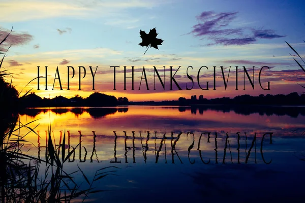 Auf Dem Hintergrund Der Herbstblätter Die Inschrift Happy Thanksgiving Nahaufnahme — Stockfoto