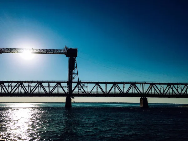Eiserne Brücke Über Das Blaue Meer Aus Nächster Nähe — Stockfoto