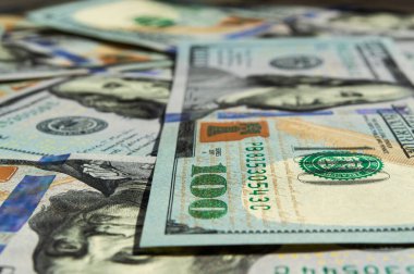 Arka plan olarak yapılmış 100 dolarlık banknotların en üst görüntüsü. Amerikan doları konsepti. Amerikan dolarının dokusu yakın çekim