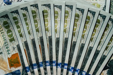 Arka plan olarak yapılmış 100 dolarlık banknotların en üst görüntüsü. Amerikan doları konsepti. Amerikan dolarının dokusu yakın çekim