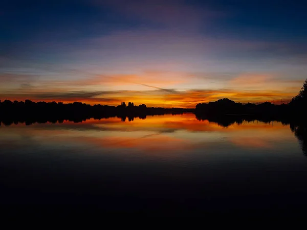 Красивый Закат Отражается Озере Крупным Планом — стоковое фото