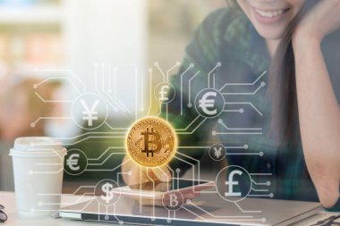 Closeup Asya işkadını el Fintech bağlantı hologram alanı, blockchain ve bitcoin kavramı ortak çalışma İşyerinde soyut fotoğraf üzerinde Bitcoins mockup ile akıllı cep telefonu kullanma