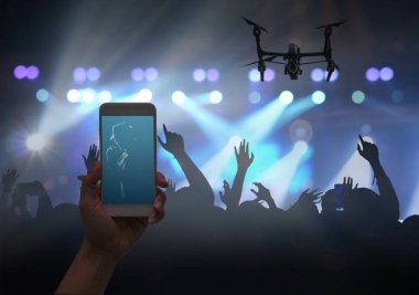 Mobil akıllı telefon ve video kayıt veya konser canlı akışı kalabalık ve müzik fanclub eylemle gösteri el, müzikal ve konser kavramı alarak uçan uçak tutan el