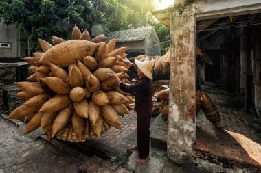 Eski Vietnam erkek usta bisiklet ile hangi geleneksel bambu tuzak balık veya eski geleneksel ev, Vietnam örgü yapmadan ayakta