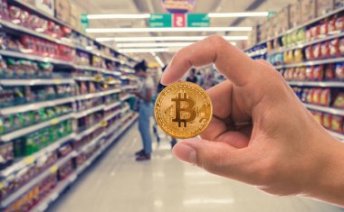 Closeup el Bitcoin soyut üzerinde tutarak bulanık fotoğraf Store mağazası bokeh arka planda, blok zinciri teknoloji kripto kavramı, iş ve gelecek kavramı