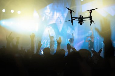 Konser kalabalık ve müzik fanclub songer önünde sahne, müzik ve konser kavramı takip Haritayı el eylem ile video ayırdığınız için uçan uçak silueti portre