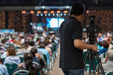 Konferans salonu ya da Seminer Oda sergi merkezi arka plan, olay ve seminer üretim ekipmanları kavramı soyut bulanık fotoğraf Video kameraman alarak fotoğrafın arka yan
