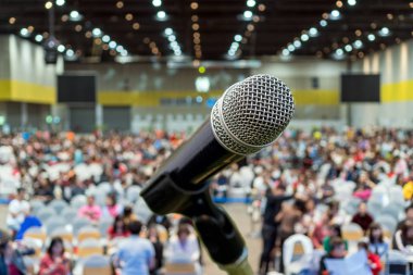 Konferans salonu veya seminer salonu Sergi Merkezi sahne ve katılımcı arka plan, iş toplantı ve eğitim kavramı üzerinde hoparlörler ile arka plan soyut bulanık fotoğraf üzerinde mikrofon
