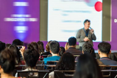 Sahne, iş ve eğitim kavramı üzerinde Oda önünde hoparlör sahip konferans salonu veya seminer toplantı seyirci görünümünde arka