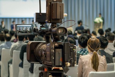 Closeup Video konferans salonu veya seminer toplantı, olay ve seminer kavramı seyirci arkadan görünüm üzerinden Sahne Alanı'nda hoparlör resmi takım elbise ile kayıt