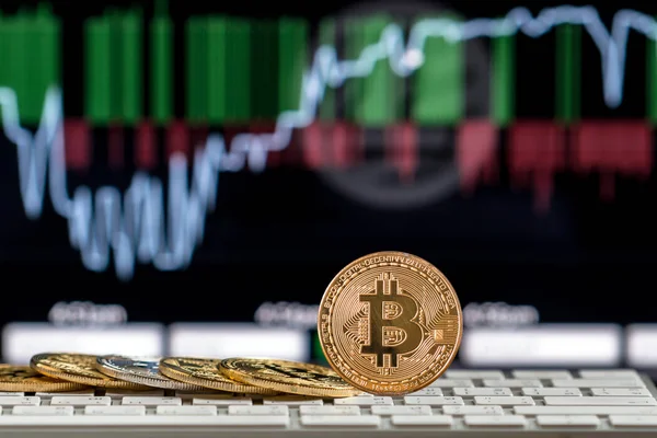Nahaufnahme Bitcoins Attrappe Auf Der Tastatur Über Den Kryptowährungshandel Auf — Stockfoto