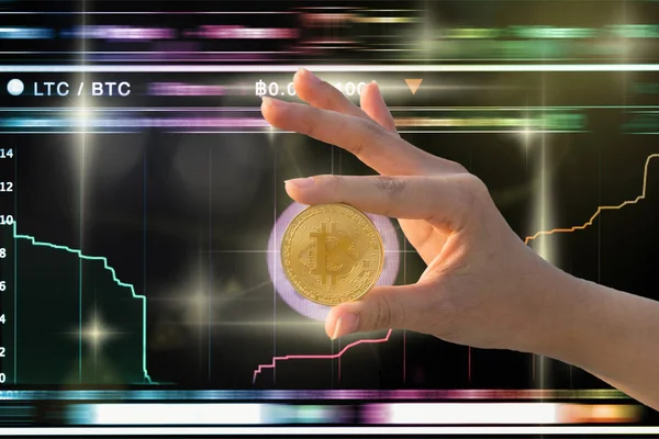 Nahaufnahme Hand Hält Bitcoin Über Die Kryptowährung Trading Screen Bitcoin — Stockfoto