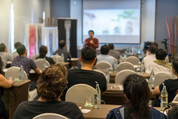 Achteraanzicht Van Publiek Luisteren Specker Tegenover Vergaderzaal Seminarieruimte Bedrijfsconcept Seminar — Stockfoto