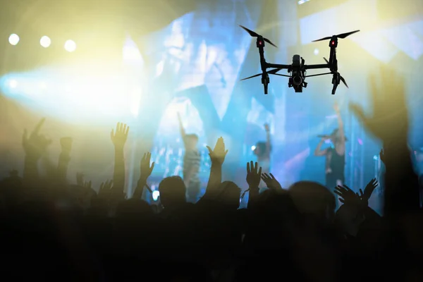 Silhouette Ravvicinata Del Drone Che Vola Riprendere Video Pubblico Concerti — Foto Stock
