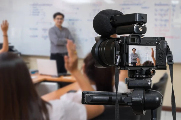 Professionelle Digitale Spiegellose Kamera Mit Mikrofon Auf Dem Stativ Videoblog — Stockfoto