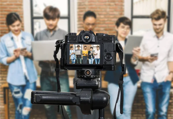 Professionelle Digitale Spiegellose Kamera Aufnahme Videoblog Der Gruppe Der Asiatischen — Stockfoto