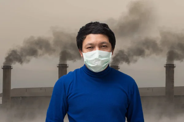 Asiatischer Mann Mit Gesichtsmaske Gegen Luftverschmutzung Mit Der Hand Über — Stockfoto