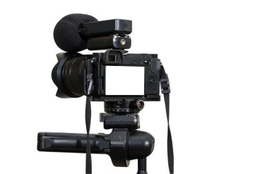 Beyaz arka planda, fotoğrafçı için fotoğraf makinesi veya Video, ekipman kavramı, Live Streaming kayıt için mikrofon ile tripod üzerinde bir profesyonel dijital mirrorless fotoğraf makinesi dahil kırpma yolu