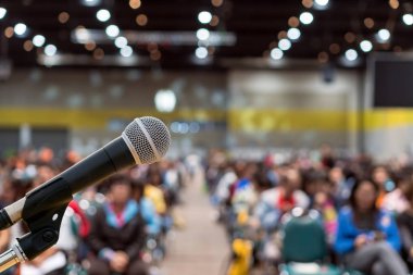 Konferans salonu veya seminer salonu Sergi Merkezi sahne ve katılımcı arka plan, iş toplantı ve eğitim kavramı üzerinde hoparlörler ile arka plan soyut bulanık fotoğraf üzerinde mikrofon