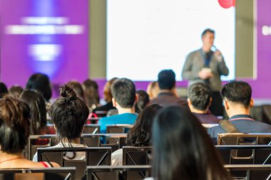 Sahne, iş ve eğitim kavramı üzerinde Oda önünde hoparlör sahip konferans salonu veya seminer toplantı seyirci görünümünde arka