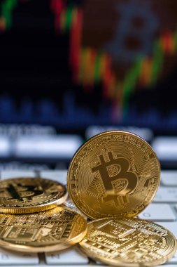 Closeup Bitcoins mockup üstünde belgili tanımlık klavye üzerinde grafik bilgisayar ekranı, kripto Döviz Alım ve yatırım kavramı ticaret cryptocurrency