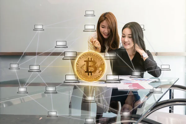 Két Ázsiai Fiatal Üzletasszonyok Technológia Laptop Használata Bitcoins Megjelöl Elosztott — Stock Fotó