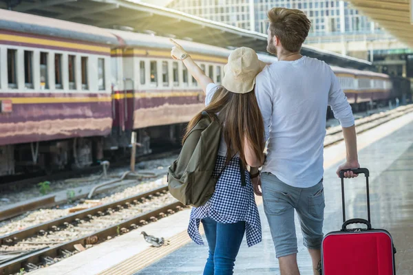 Parte Trás Multiétnica Viajantes Estão Olhando Destino Estação Trem Viagens — Fotografia de Stock