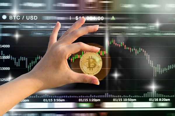 Nahaufnahme Hand Hält Bitcoin Über Die Kryptowährung Trading Screen Bitcoin — Stockfoto