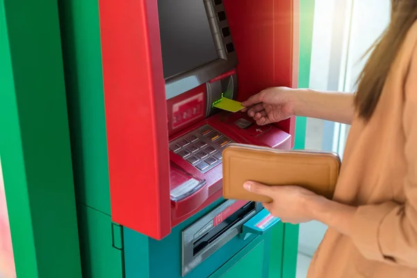 Mujer Primer Plano Sosteniendo Cartera Retirando Dinero Efectivo Través Atm — Foto de Stock