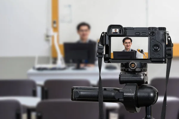 Professionelle Digitale Spiegellose Kamera Auf Dem Stativ Aufnahme Videoblog Des — Stockfoto