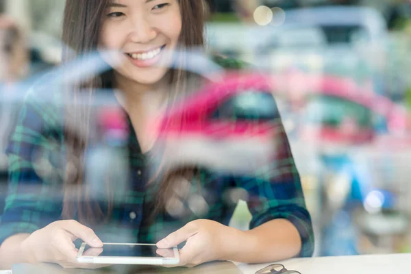 Closeup Χέρι Ασίας Επιχειρηματίας Χρησιμοποιώντας Έξυπνο Κινητό Τηλέφωνο Την Ευτυχία — Φωτογραφία Αρχείου