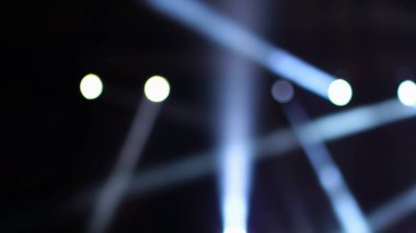 Sahne ışıkları altında konferans salonu, seminer ve parti çevre kavramı soyut bulanık fotoğraf