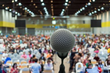 Konferans salonu veya seminer salonu Sergi Merkezi sahne ve katılımcı arka plan, iş toplantı ve eğitim kavramı üzerinde hoparlörler ile arka plan soyut bulanık fotoğraf üzerinde mikrofon