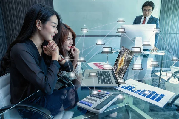 Группа Азиатских Бизнесменов Обычном Костюме Использует Технологический Ноутбук Макетом Биткойнов — стоковое фото