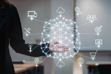 işkadını jest modern ofis, iş AI ve çok kavramı üzerinde bir yapay zeka poligonal beyin şeklinde çeşitli simge akıllı şehir şeyler Internet teknolojisi ile gösterilen olarak el