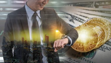 Çeşitli ülkenin para kağıt bankası, kripto para birimi ve yatırım konseptinde Closeup Bitcoins maketinde Bitcoin değişimi ile tablet kullanan işadamının çifte pozlaması