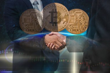 İş ortağı üç Bitcoins mockup Samanyolu zemin üzerine toprak parçası üzerinde üzerinde el çift pozlama, cryptocurrency yüksek risk kavramı, Nasa tarafından döşenmiş bu görüntü unsurları