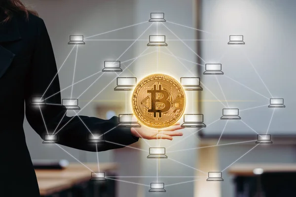 Крупним Планом Рука Бізнес Леді Офіційний Костюм Жест Показуючи Bitcoins — стокове фото